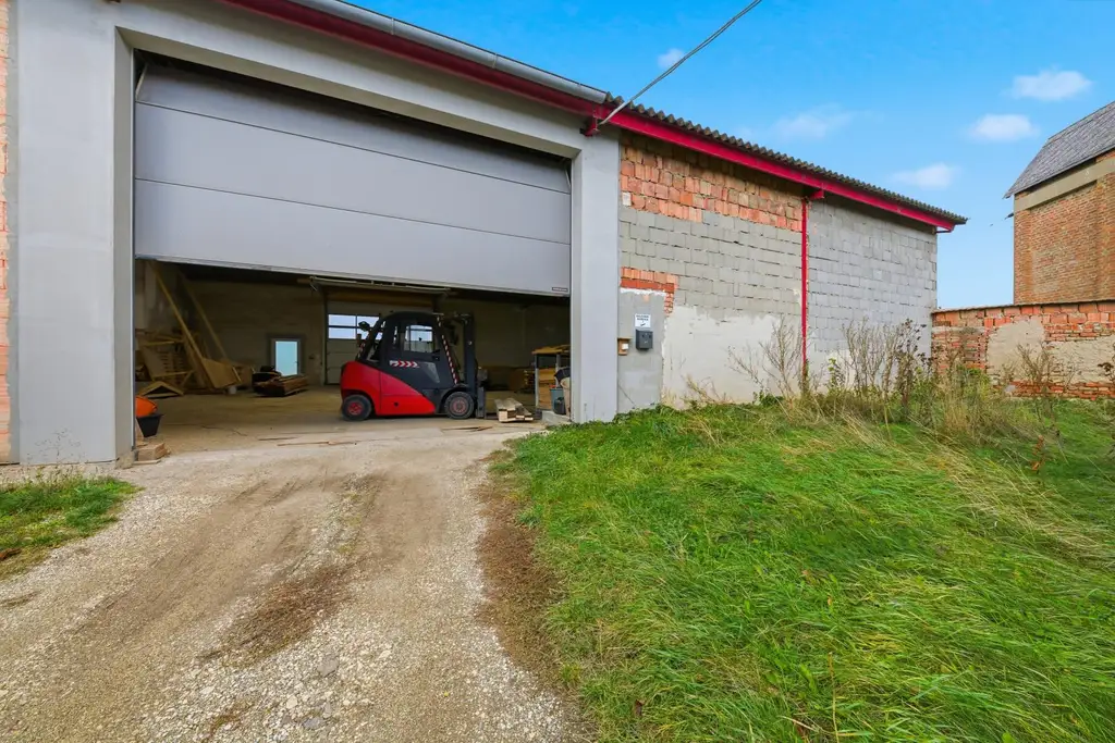 Vielseitige Gewerbe- und Wohnliegenschaft: diverse Hallenflächen, Wohngebäude und ein großzügiges Grundstück!