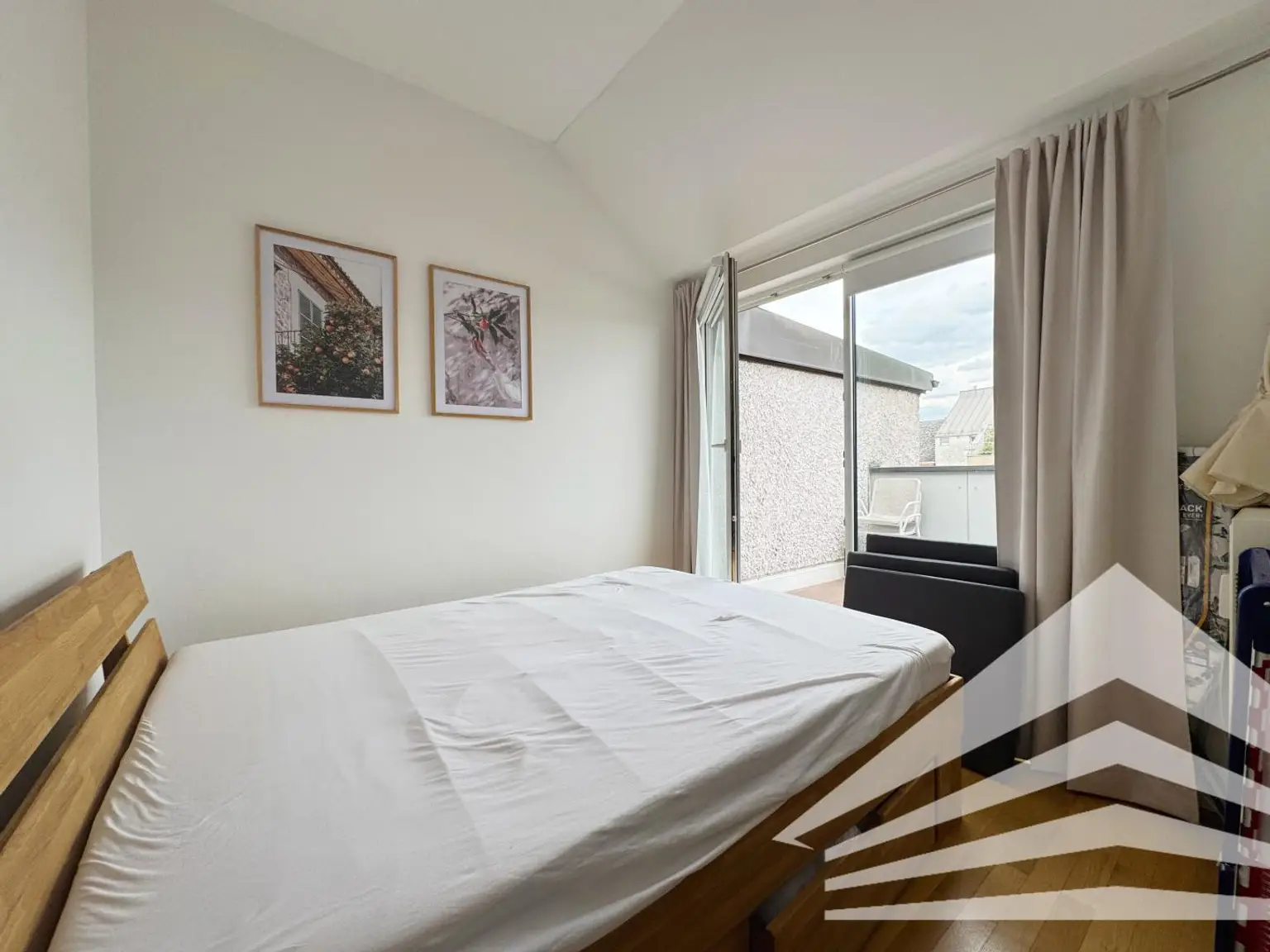Ruhige 2 Zimmer DG-Galerie-Wohnung mit Küche in bester Zentrumslage