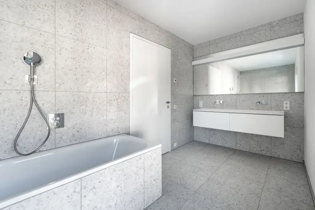 ELEGANZ TRIFFT MODERNE: Luxuriöse 3-Zimmer-Wohnung mit sonnigem Balkon inkl. Bergblick im Villenviertel zu mieten!