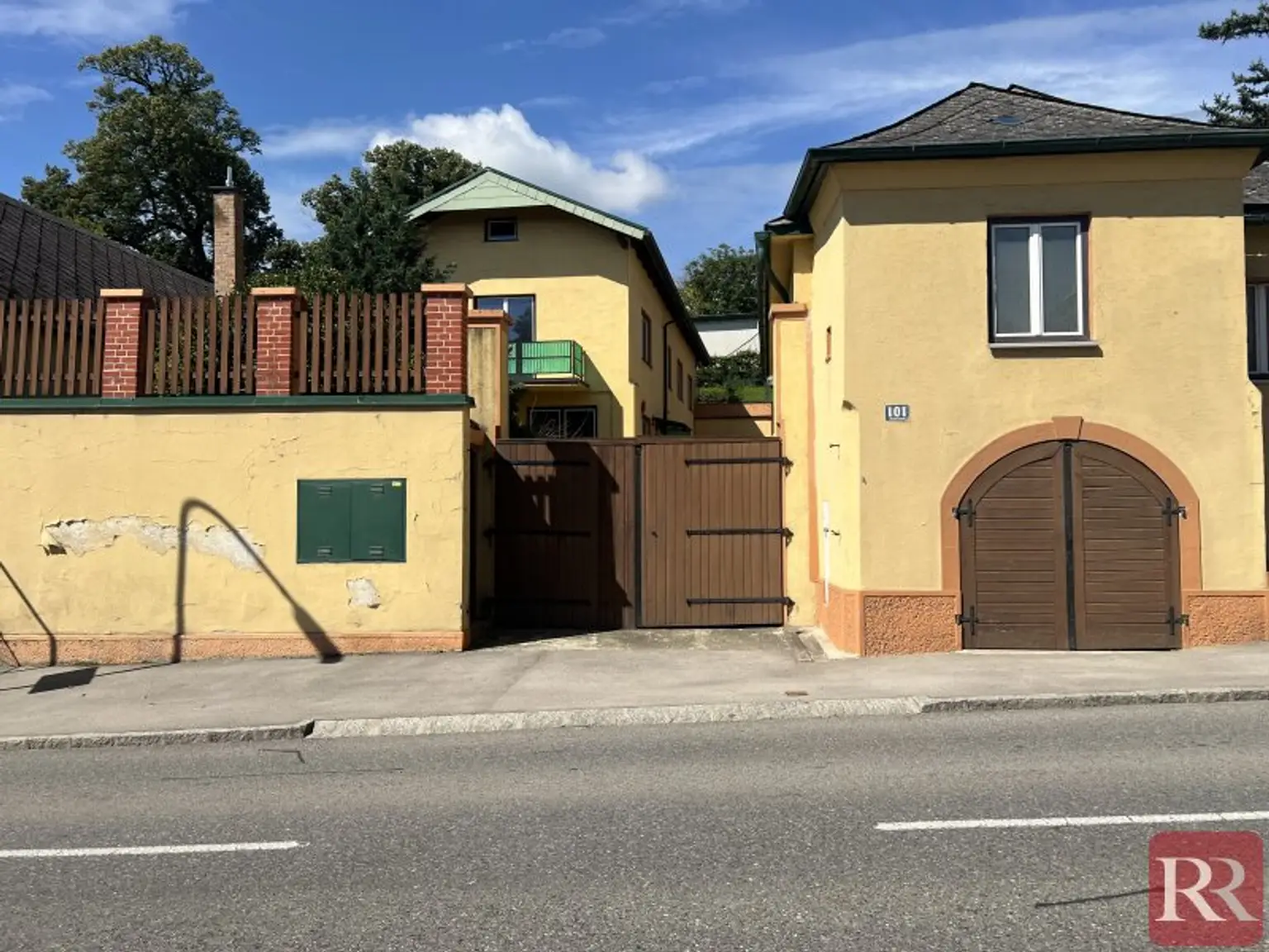 Wohnen & Gestalten: Zwei Häuser mit Innenhof und Garten