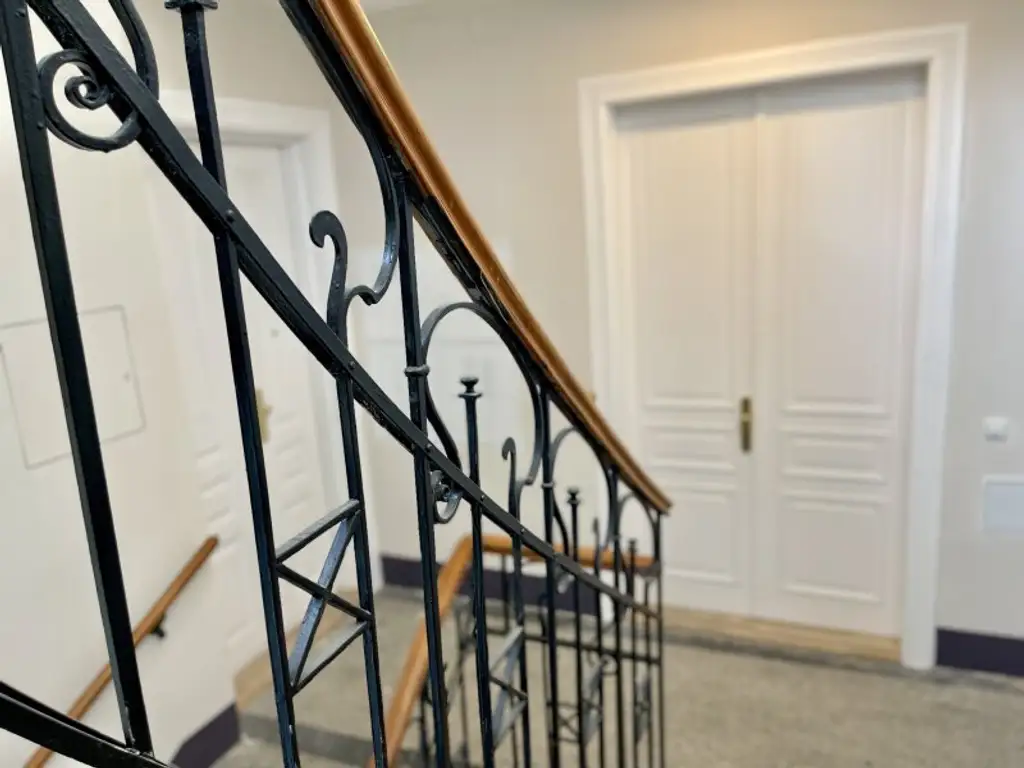 ERSTBEZUG NACH GENERALSANIERUNG: Altbauwohnung mit optionalem hofseitigem Balkon
