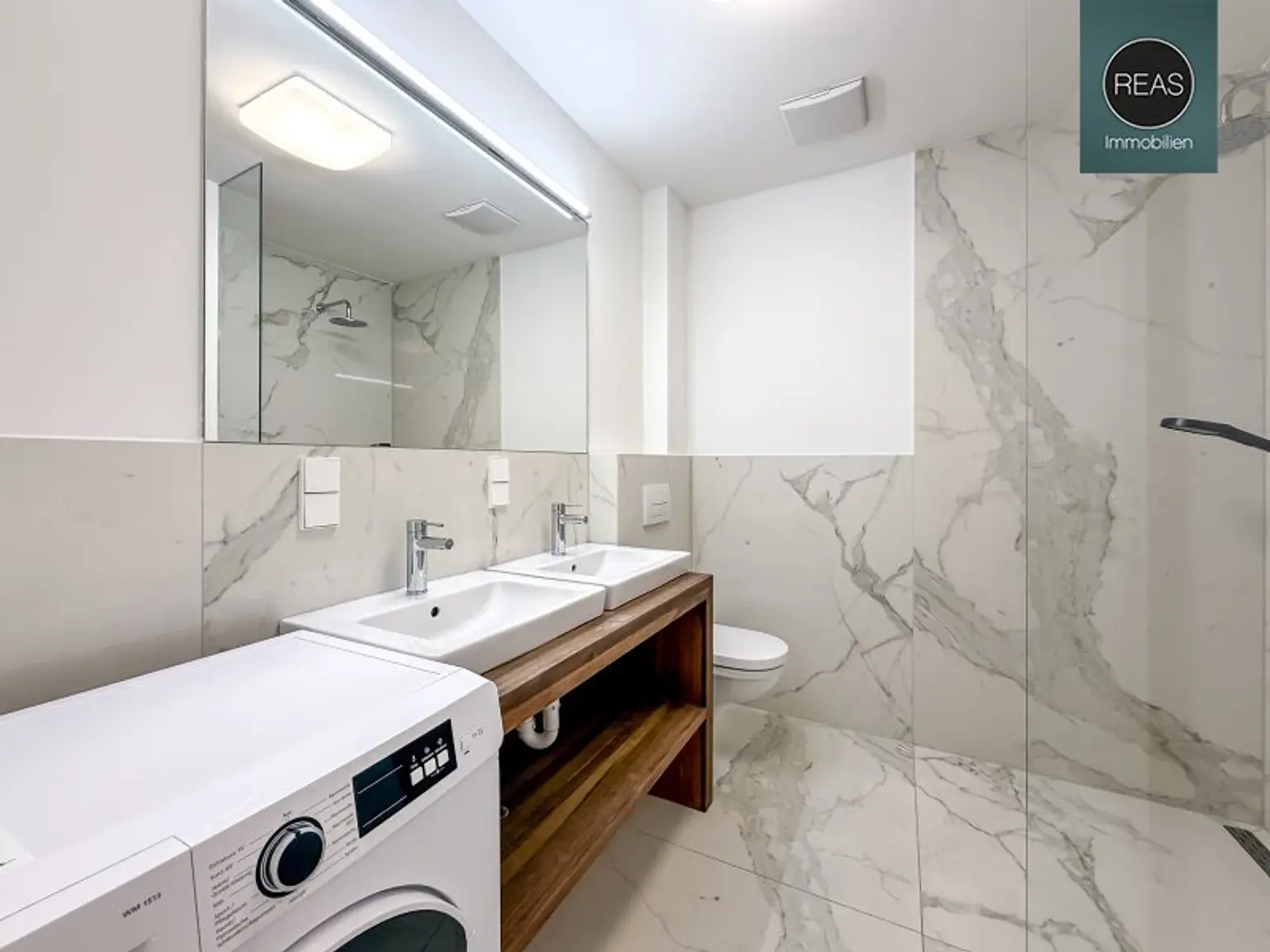 Provisionsfrei: Klimatisierte Dachgeschoss Maisonette mit 2 Terrassen und Kamin nahe Uno City!