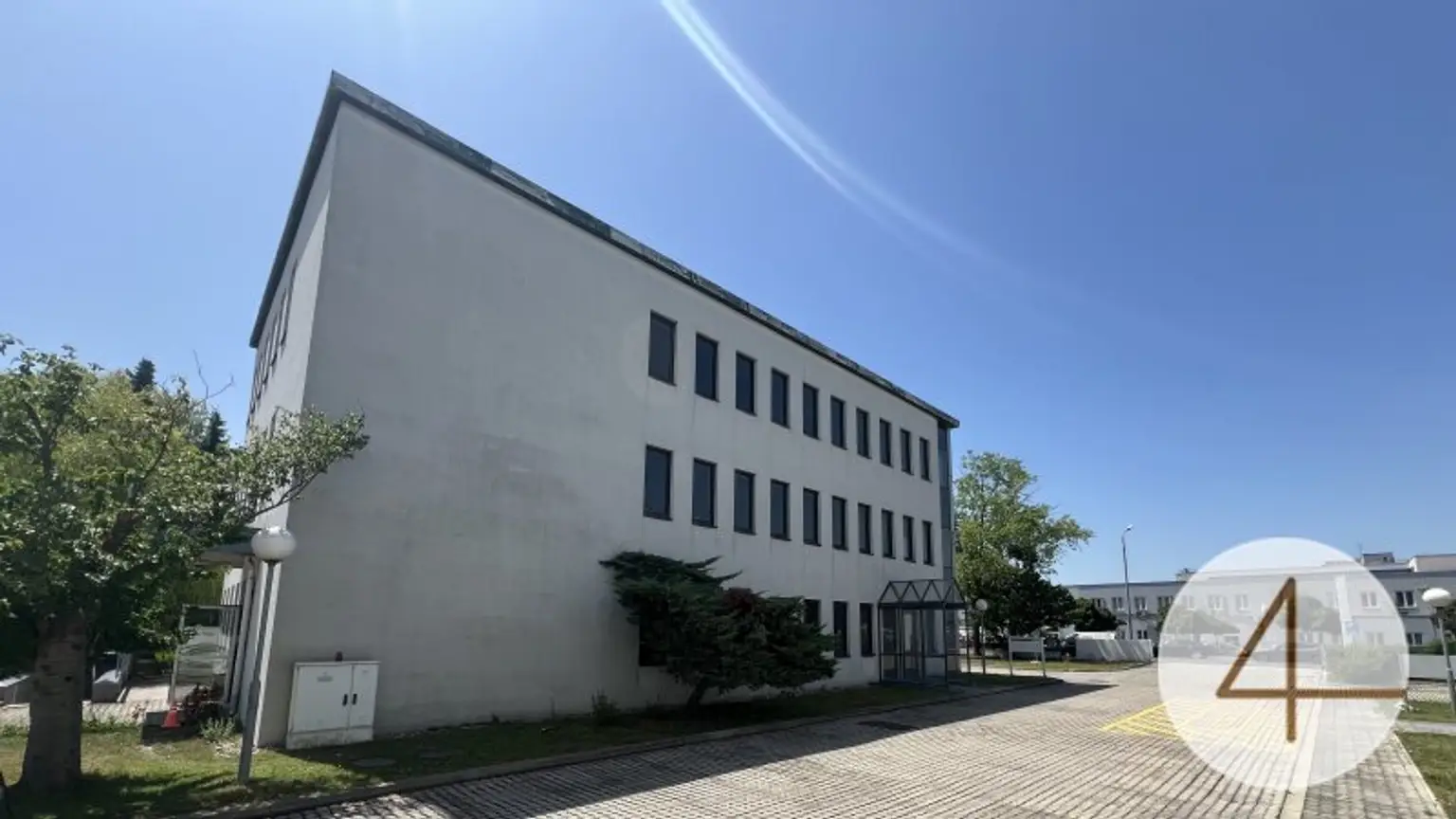 ab 8 €/m2 Büroflächen bis 2.200m2 - individuell Flächengrößen verfügbar -  Parkplätze - Kantine im Haus - gute Verkehrsanbindung
