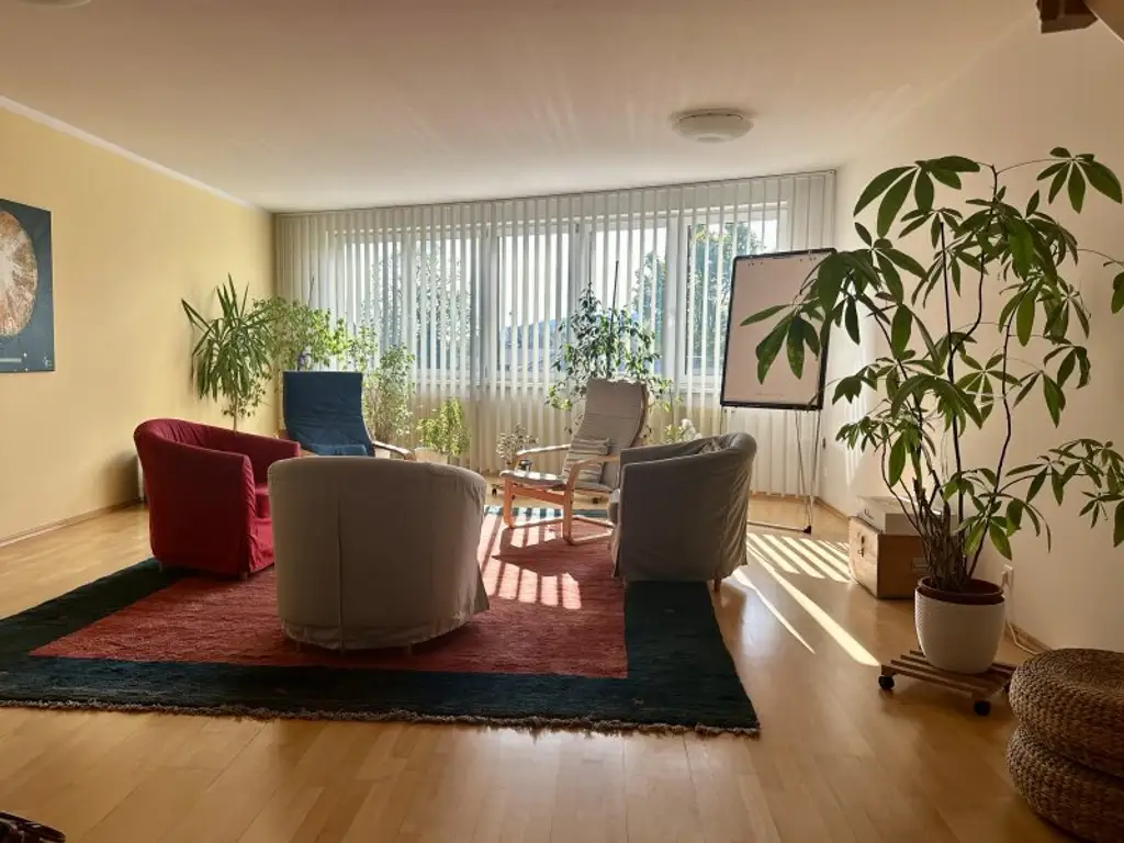 Attraktive Praxis in Mödling: 102m² plus Garagenstellplatz, top gepflegt!