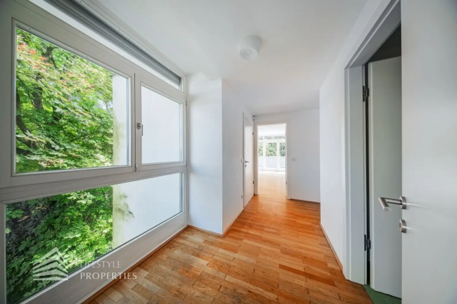 Wunderschöne 4 - Zimmer Wohnung mit Terrasse und 2 Balkonen