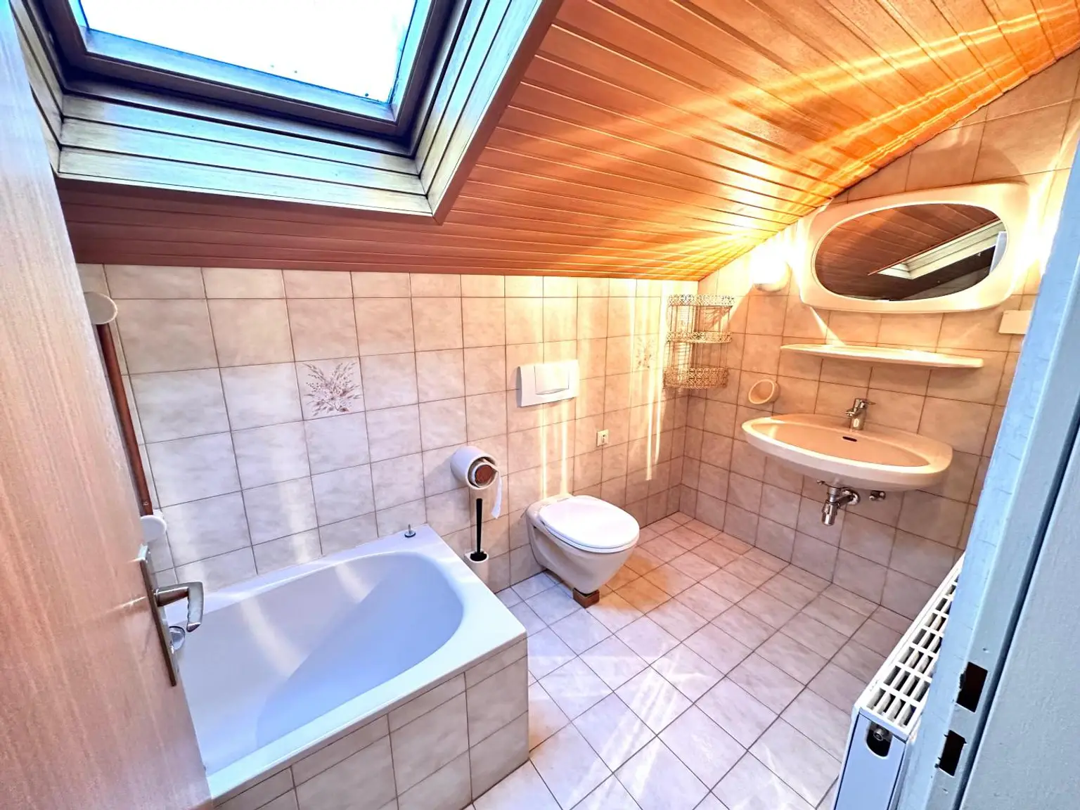 Badezimmer inklusive Badewanne OG