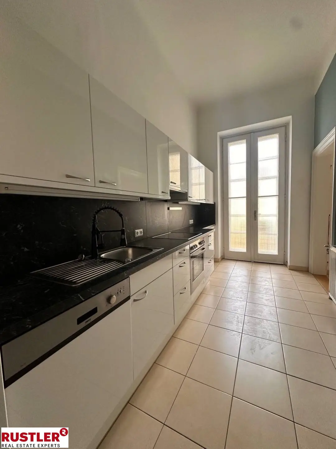 Repräsentative Altbauwohnung im Zentrum mit Balkon