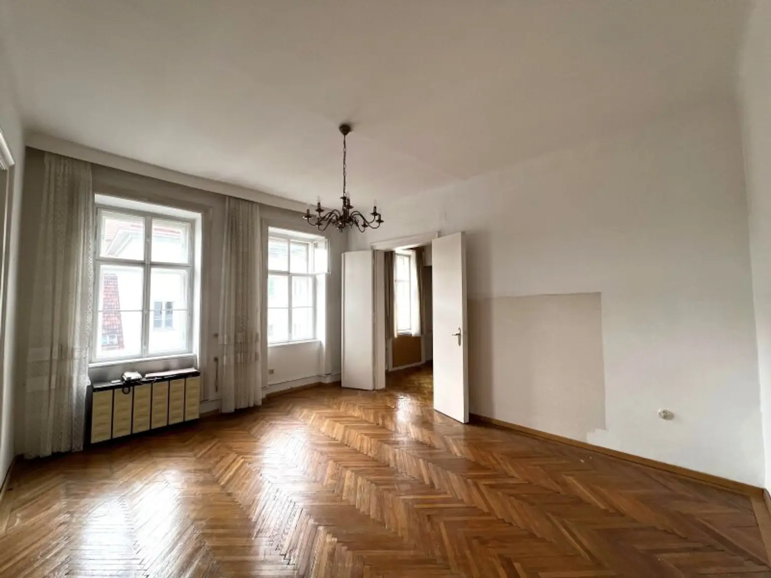 Altbau-Charme! 67 m² Wohnung beim Naschmarkt mit exklusiver Balkon-Möglichkeit in generalsaniertem Haus