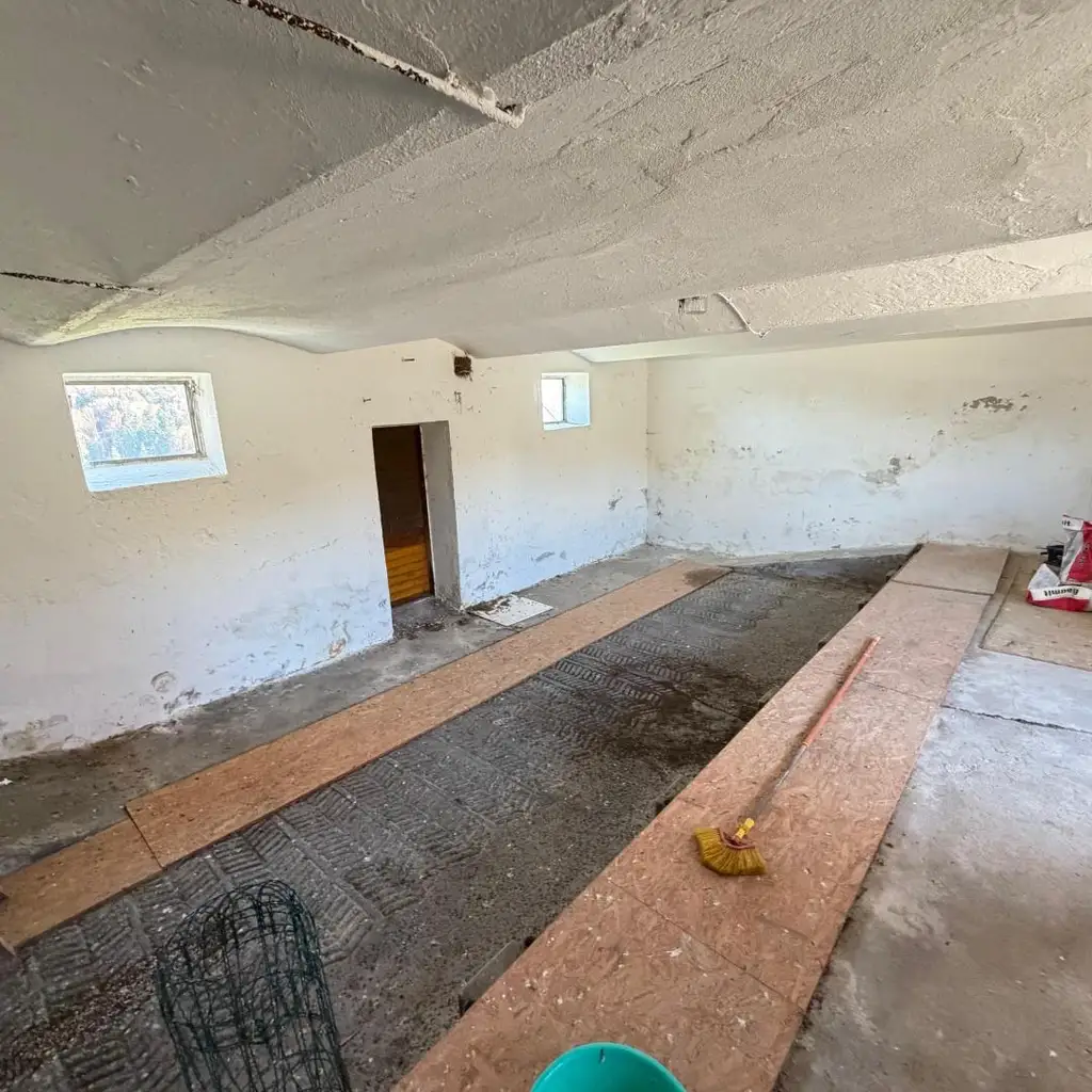 Wohnen in Aussichtslage mitten in der Natur auf  8 Ha. Grund, ehemalige Hofstelle!