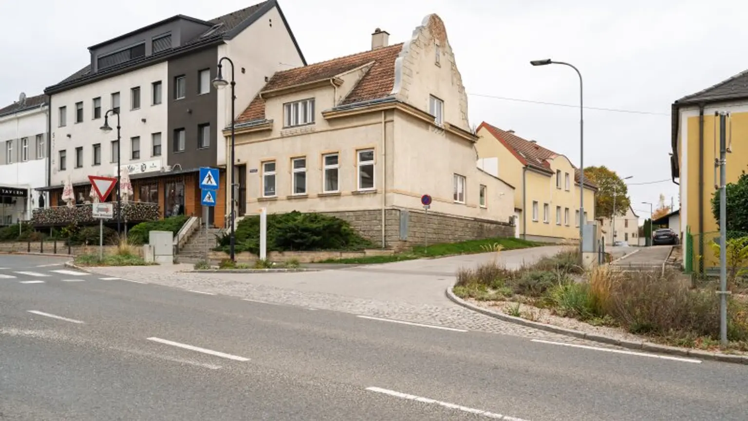 Sanierungsbedürftiges Ein / Zweifamilienhaus in Kerngebiet von Gänserndorf