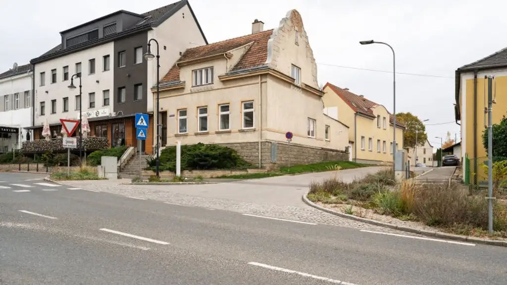 Sanierungsbedürftiges Ein / Zweifamilienhaus in Kerngebiet von Gänserndorf