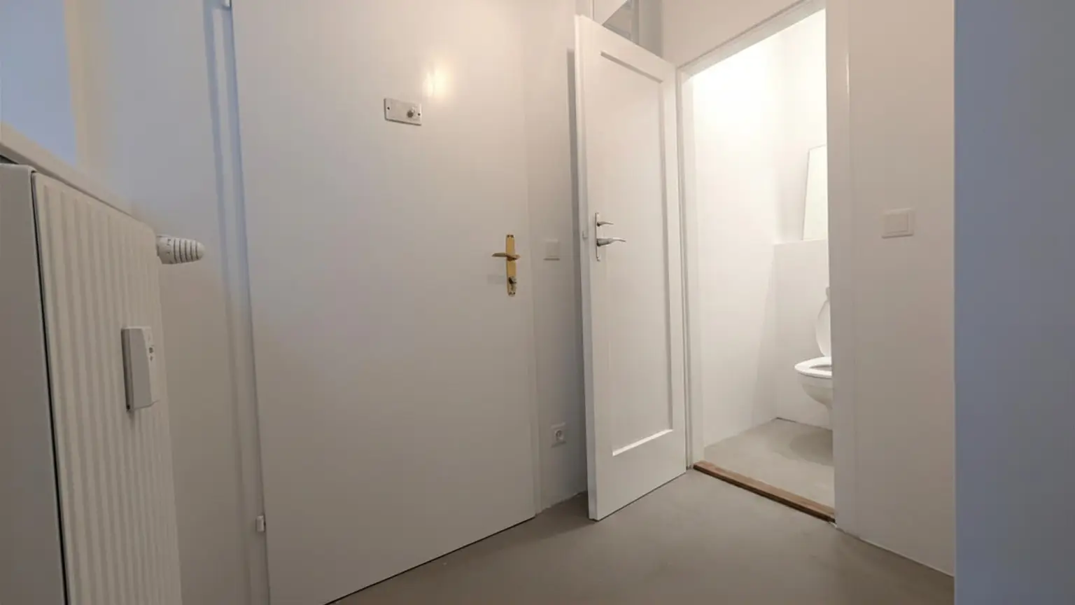 Ruhiges, zentrales Portallokal mit Gassenzugang – ideal für Coaching, Studio, Abholpunkt