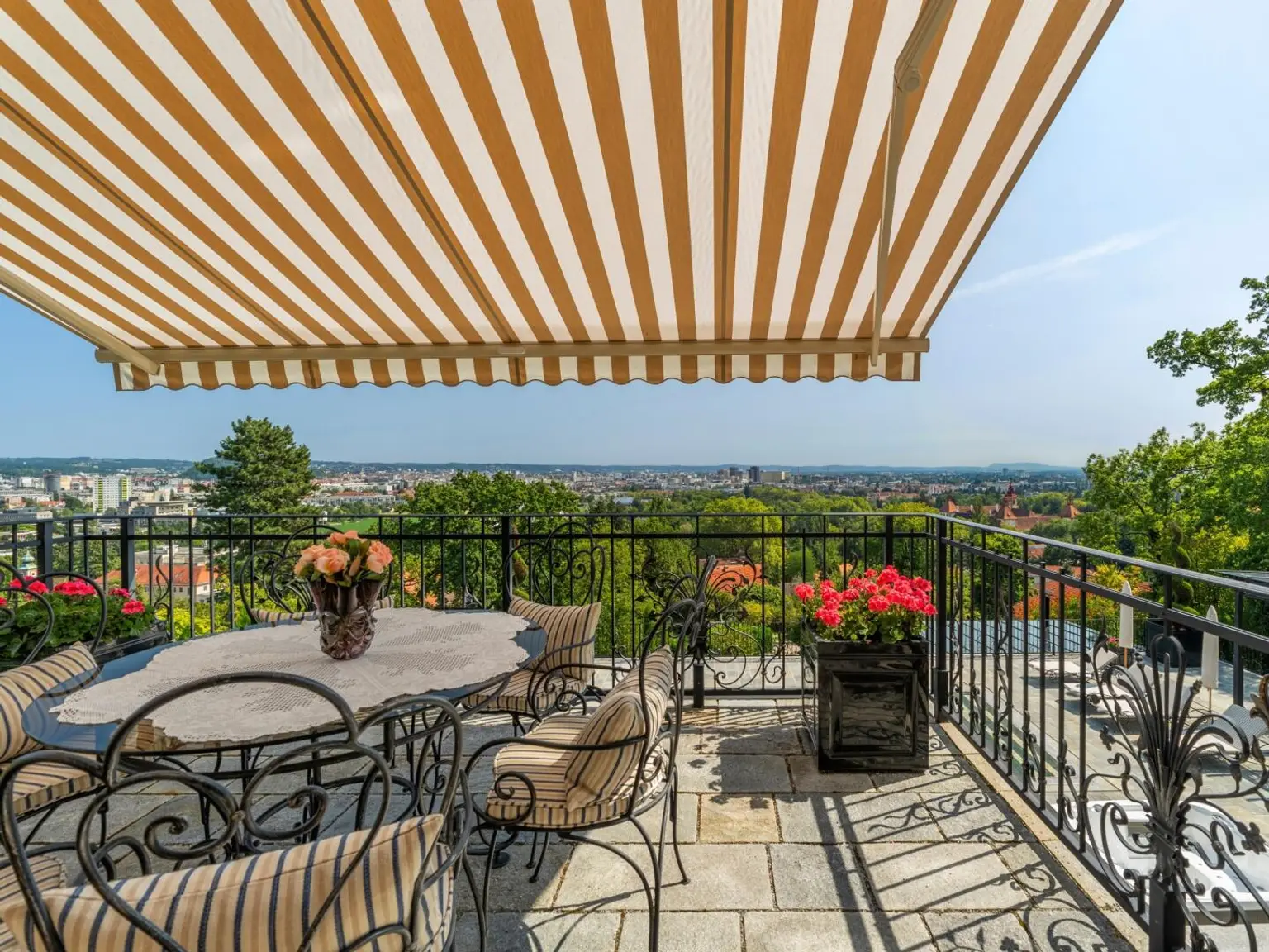 Alt-Eggenberg - Historische Villa mit atemberaubendem Stadt- und Uhrturmblick | Old-Eggenberg - Historic villa with breathtaking views of the city and clock tower