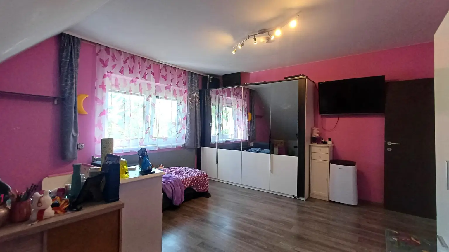 Vollkomfort Einfamilienhaus mit Pool, Sonnenterrasse und großem Garten