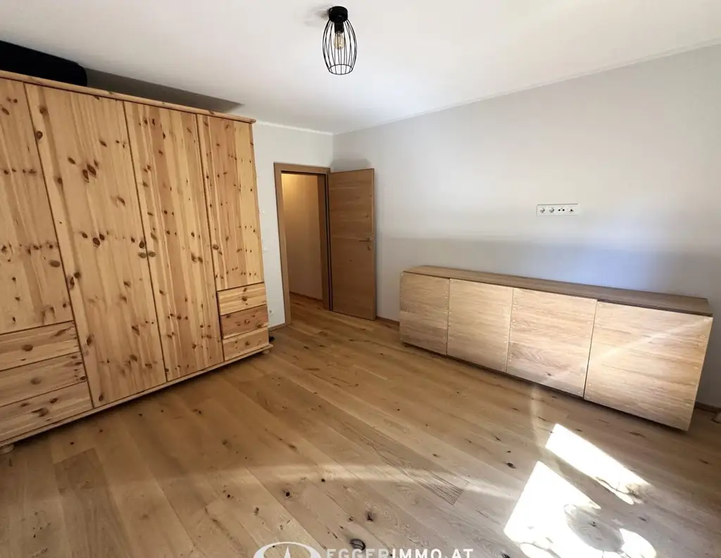 5760 Saalfelden: neu renoviertes Einfamilienhaus in zentraler, ruhiger Lage von Saalfelden mit 2 Wohneinheiten, unterkellert, 2 Garagen und großem Garten