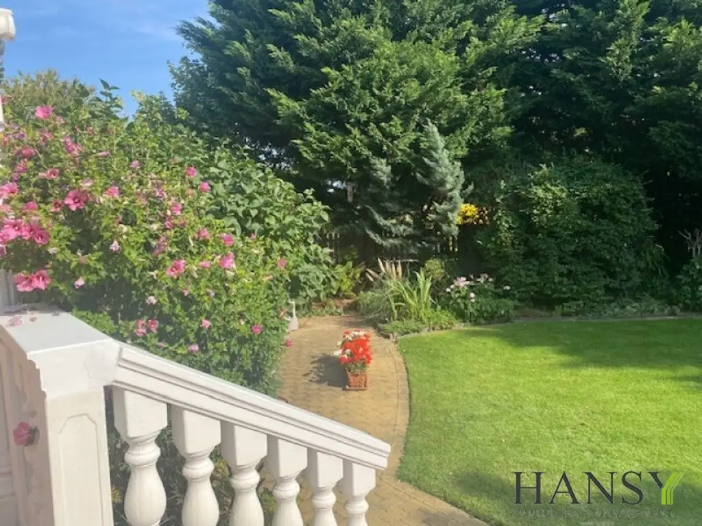 Neuwertiges Traum-Einfamilienhaus in Pfaffstätten: Stil, Pool und Gartenparadies!