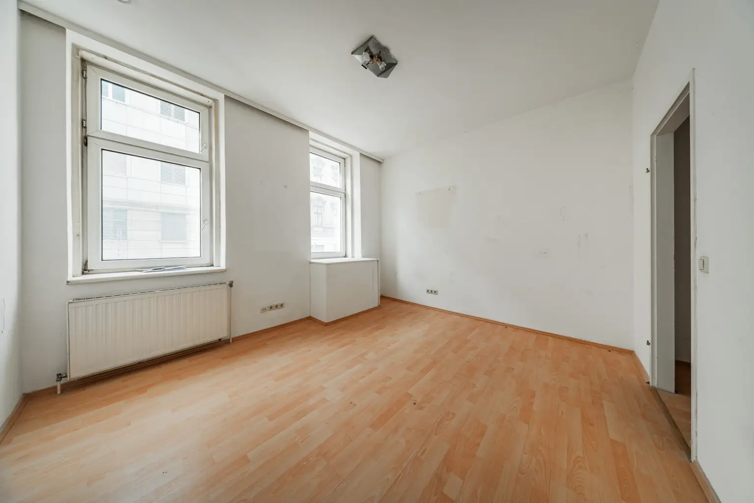 Charmante Altbauwohnung mit zwei Zimmern in sanierungsbedürftigem Zustand-in lebendiger Umgebung