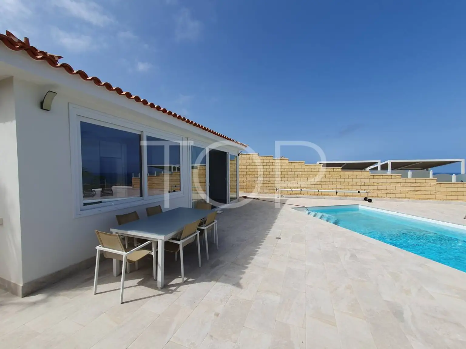 VILLA-EL-DUQUE-DORMITORIO-INDEPENDIENTE-TERRAZA-PISCINA-1