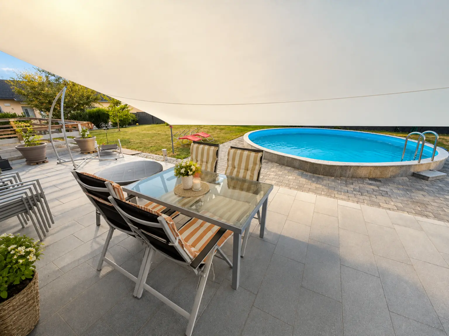 Blick Terrasse und Pool