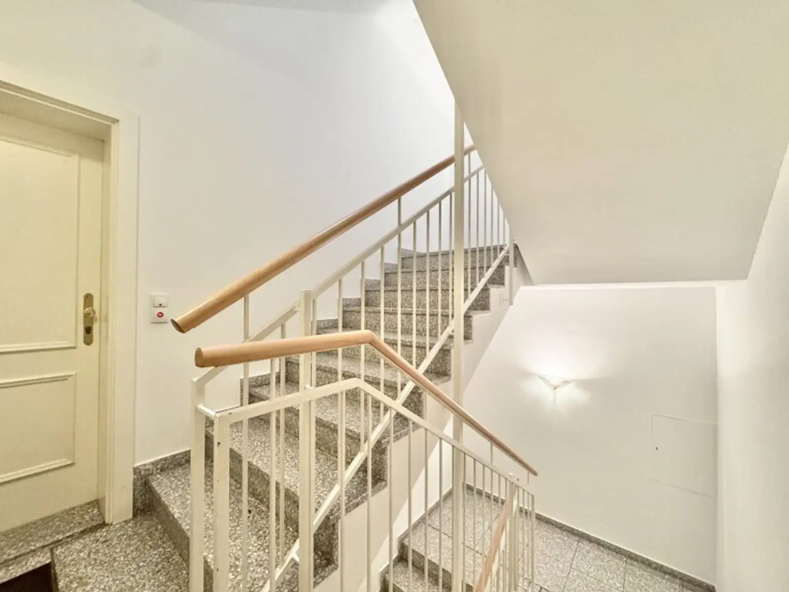 Helles, vollmöbliertes Studio in Ober St. Veit | Garagenstellplatz im Haus