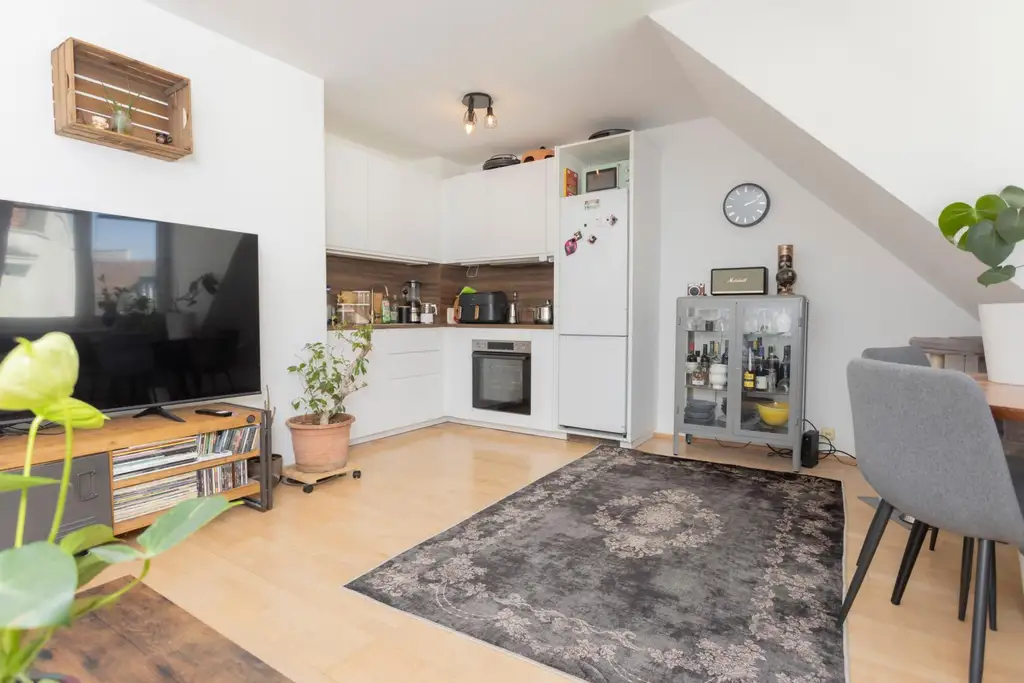 Dachgeschoß-Wohnung in U4- und Schönbrunn-Nähe