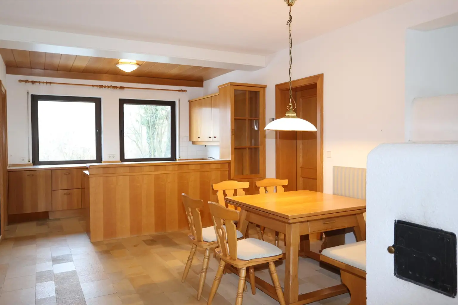 Essen/Kochen/Wohnen mit zentralem Kachelofen