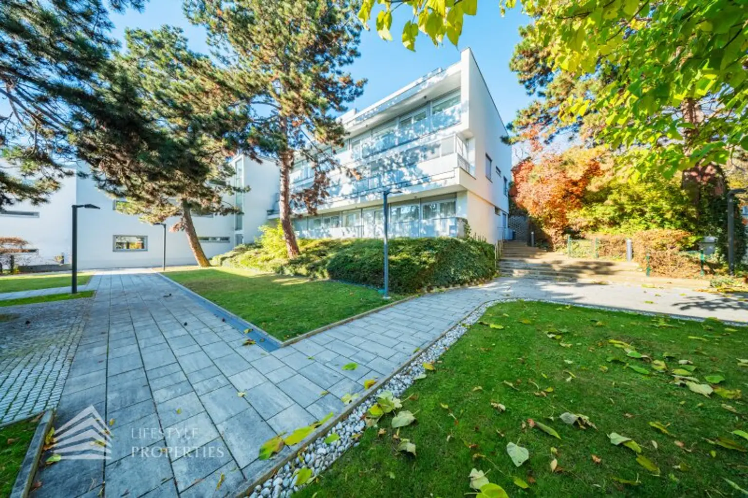 Wunderschöne 5 - Zimmer Wohnung mit Terrasse und Garten