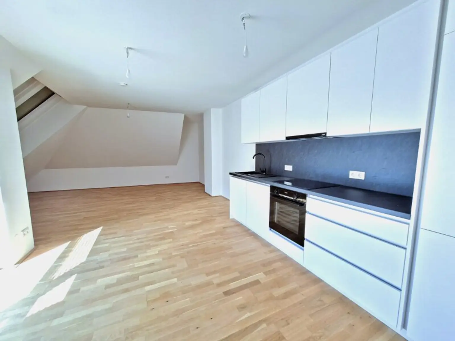 AB SOFORT BEZIEHBAR! Traumhafte Dachgeschosswohnung inkl. sehr großer Terrasse! Tolle Anbindung - U1 Kagranerplatz!