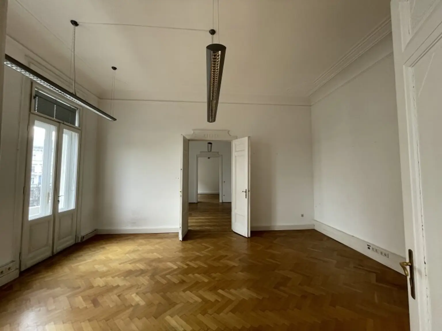 SANIERTES TOP-BÜRO -- ETAGE MIT 468 m² IN PALAIS AM SCHWARZENBERGPLATZ!