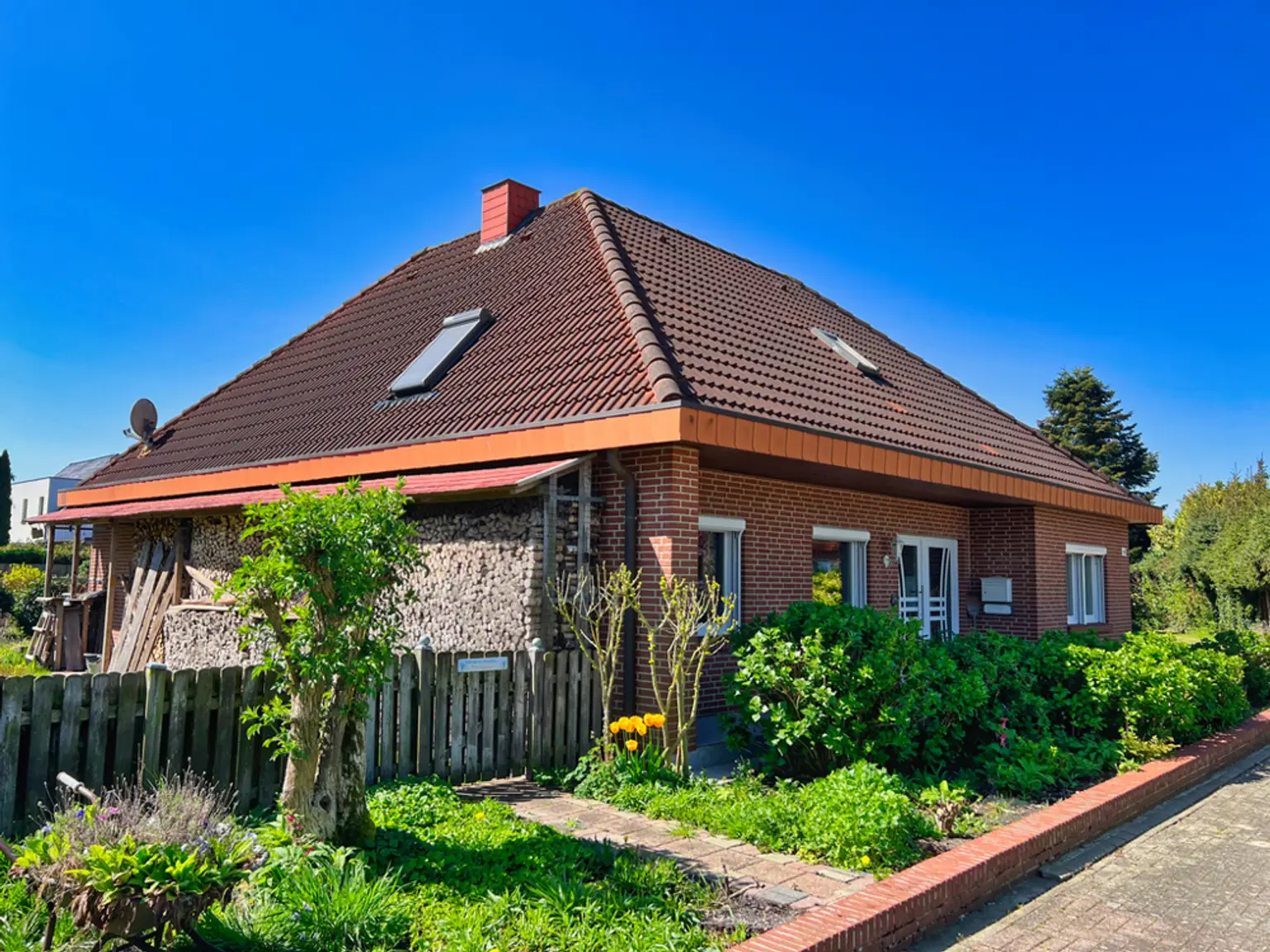 TOP-gepflegt & laufend renoviert! Bungalow mit schöner Gartenanlage!