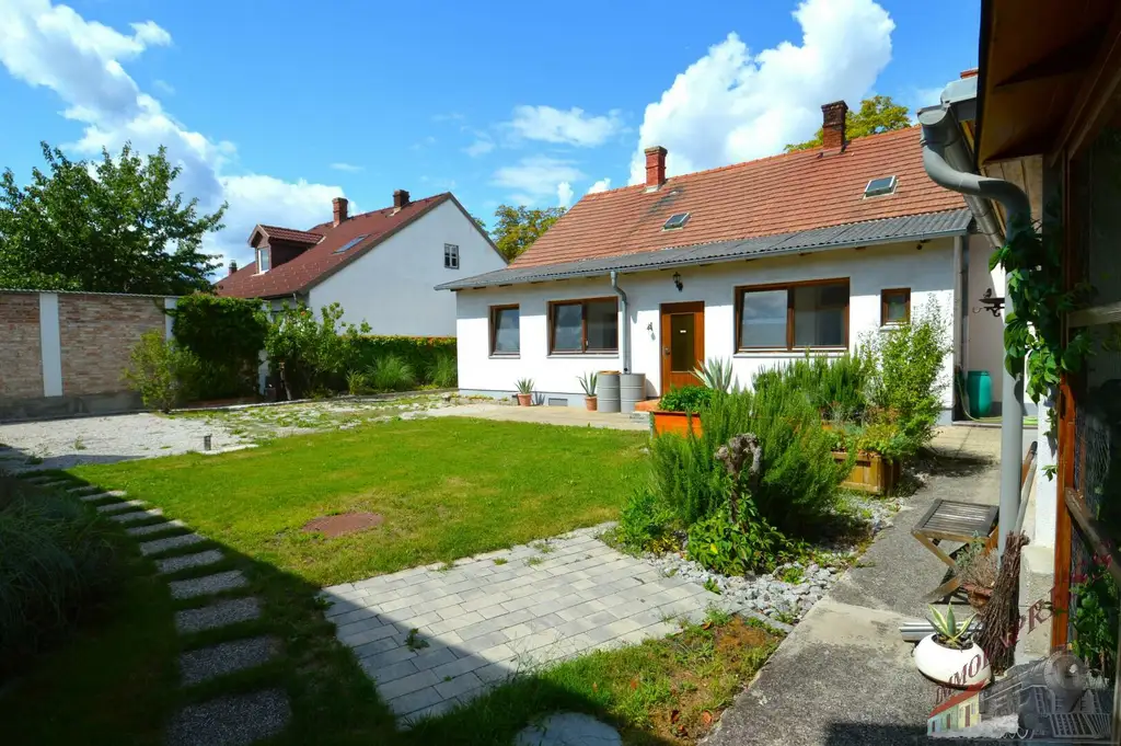 Entkerntes Einfamilienhaus mit großem Innenhof und hochwertig saniertem Stadl - zentrale Ruhelage
