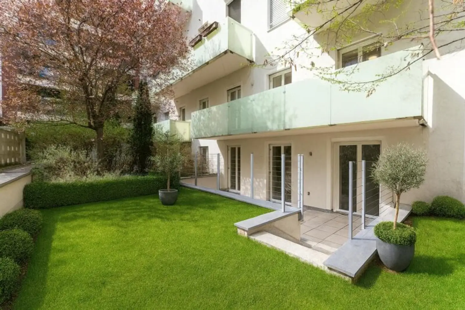 Seltene Gartenmaisonette in Botschaftsviertel mit Parkplatzmöglichkeit