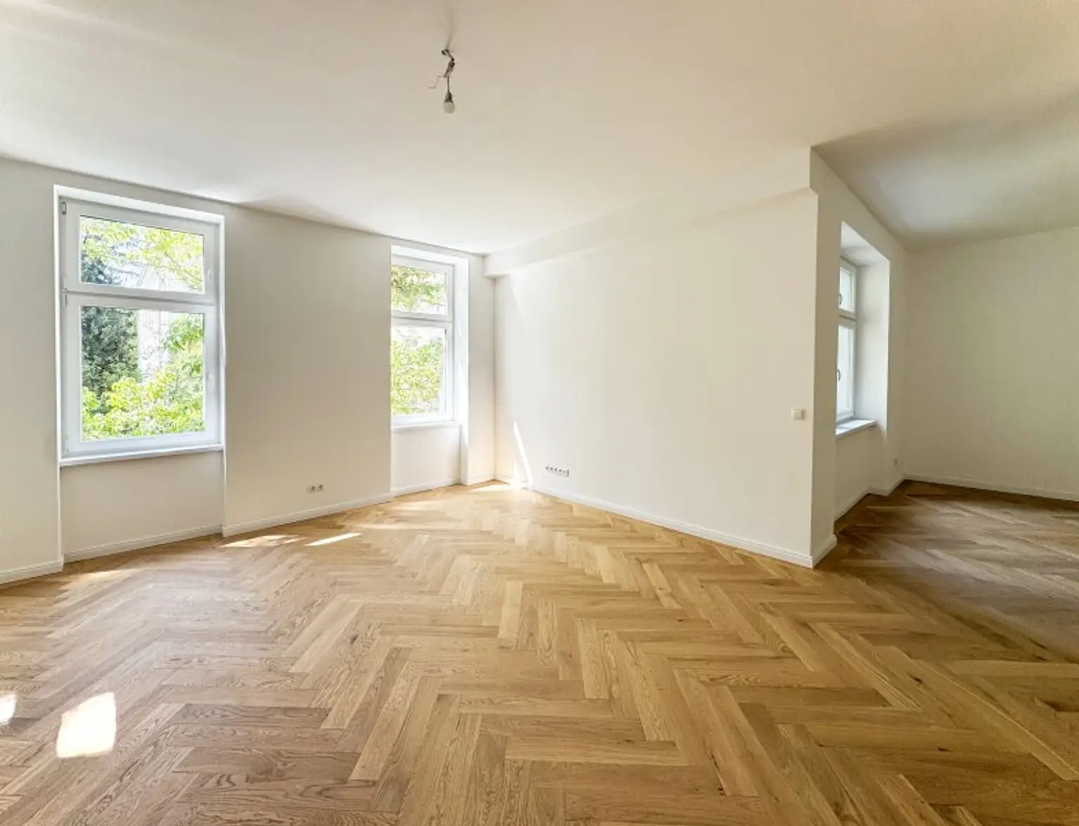 Altbau-Charme zum Erstbezug | Lichtdurchflutet, ruhig & grün | U4 vor der Tür