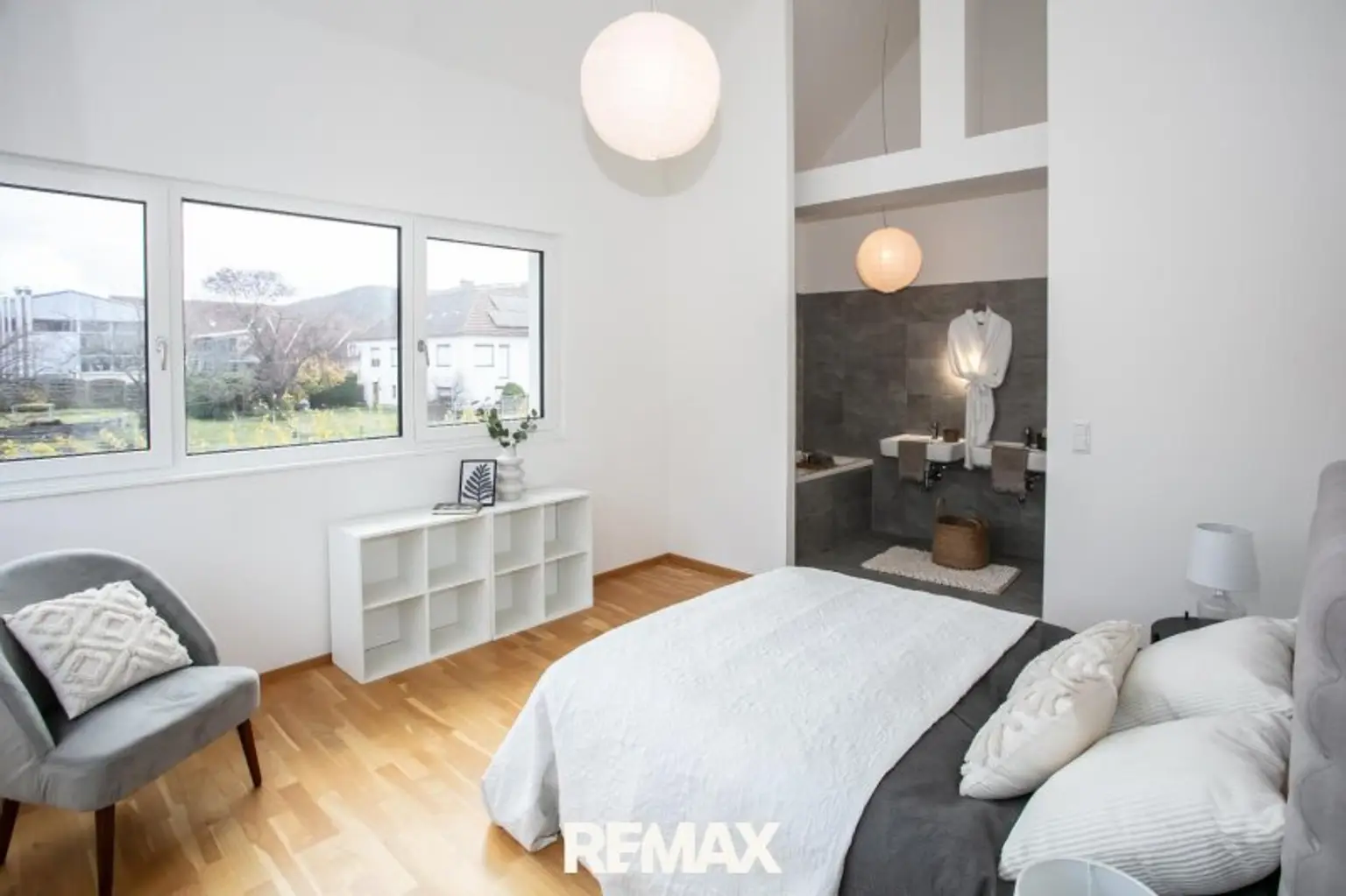 großes Schlafzimmer mit Bad