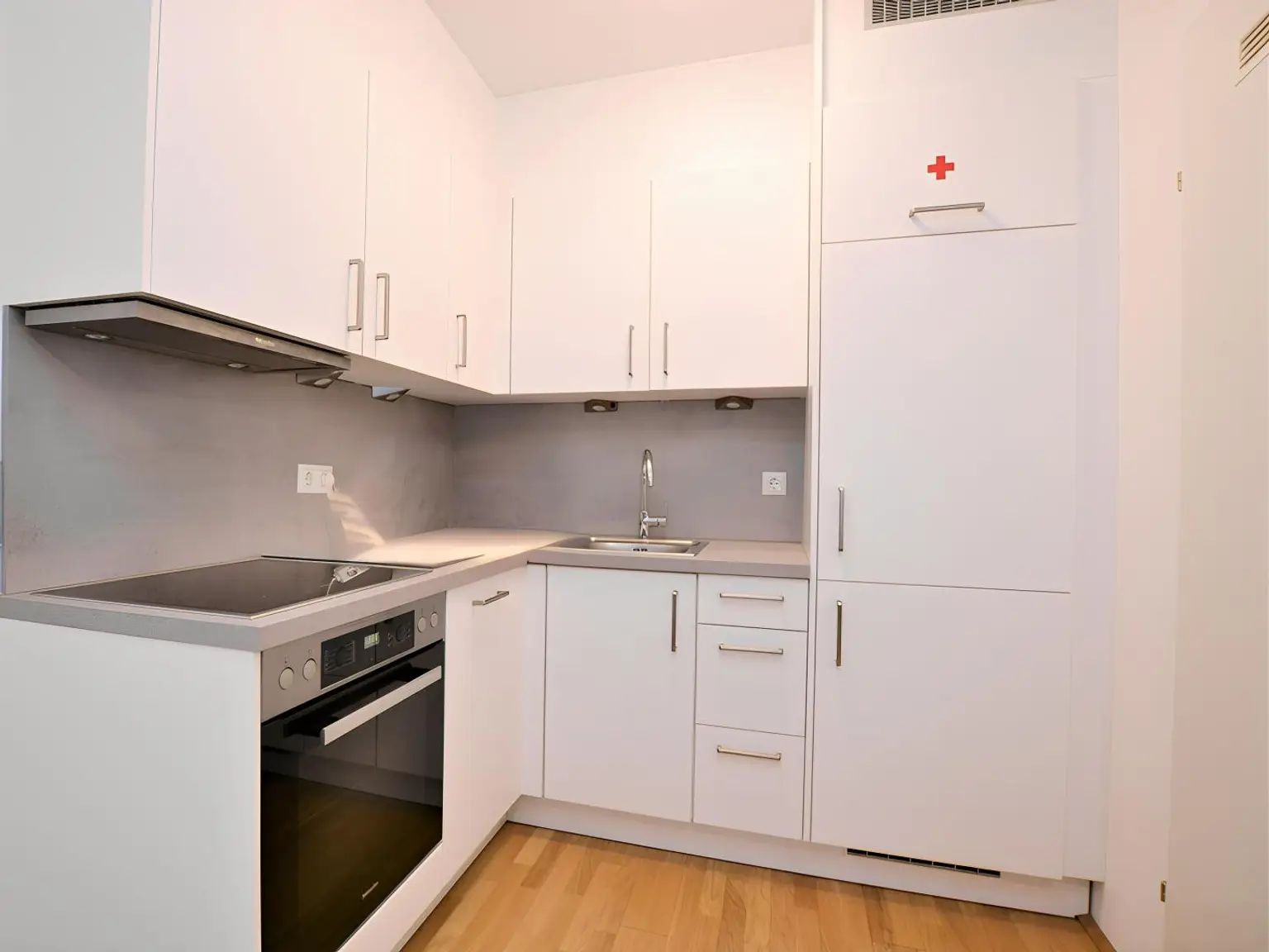 Kofferpacken und einziehen! Komplett ausgestattete 2 Zimmer Wohnung inkl. Garagenstellplatz