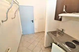 Vorraum mit kleinem Küchenblock