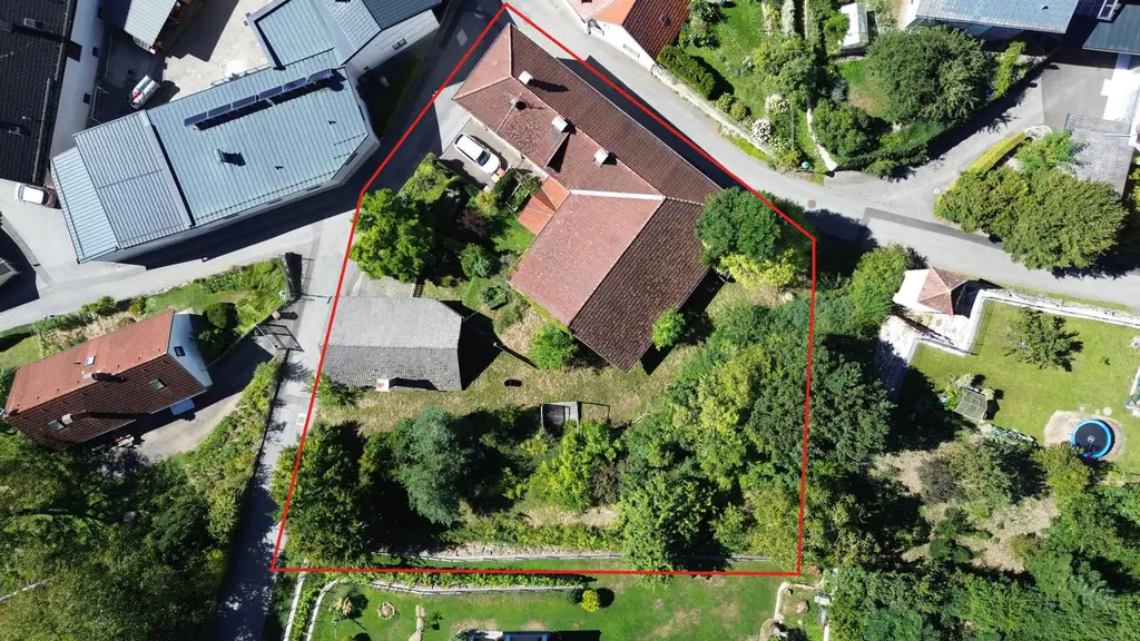 Großzügiges Wohnhaus mit großem Wirtschaftsgebäude und Schlossblick