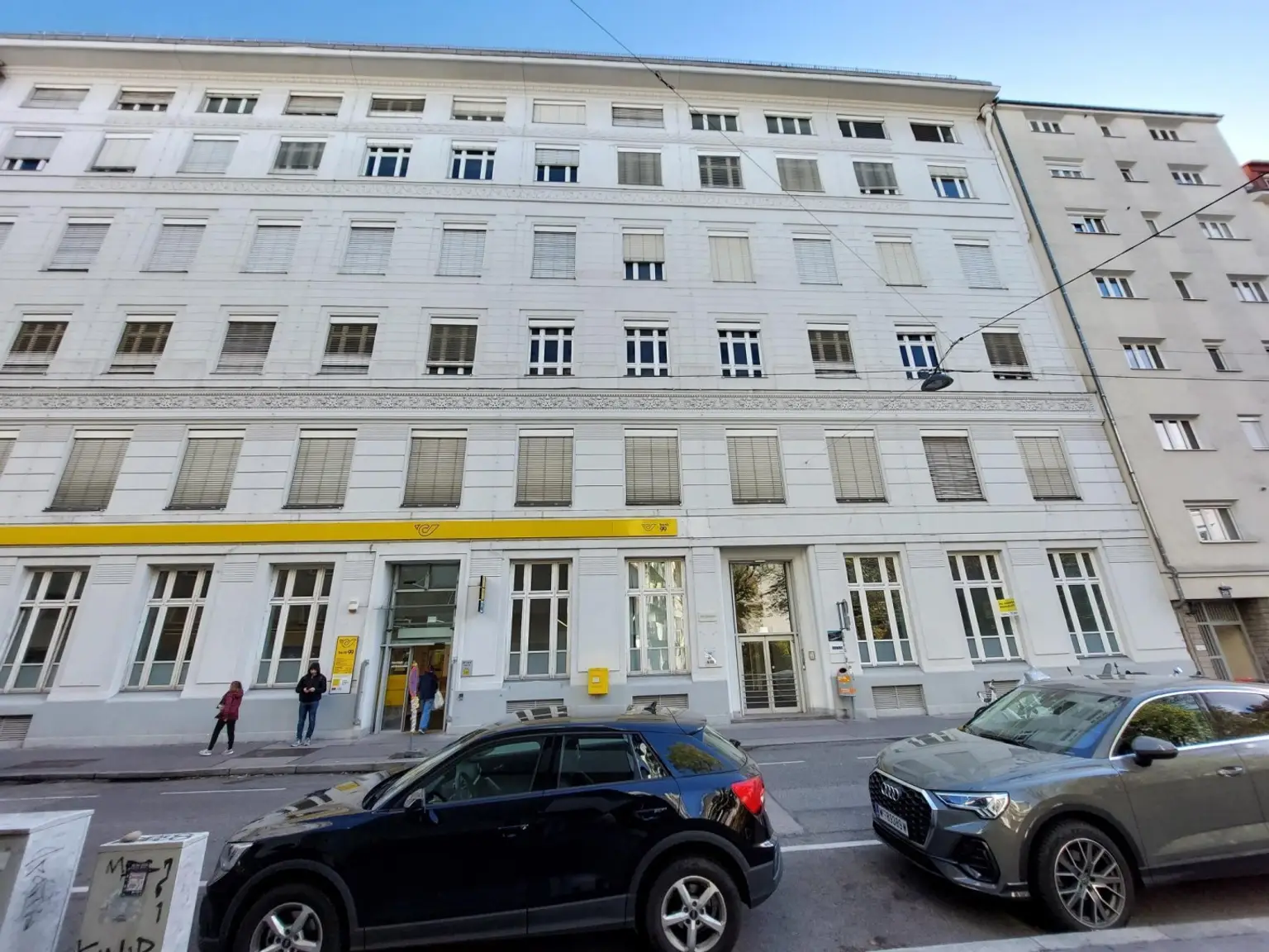 Gebäude mit Haupteingang rechts