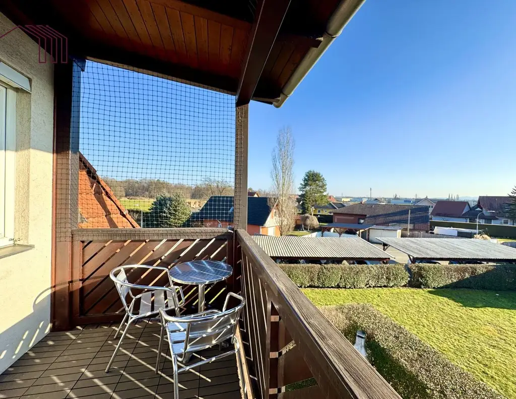 AB SOFORT VERFÜGBAR : Sonnige und geräumige 2-Zimmer-Wohnung mit überdachtem Balkon und Carport
