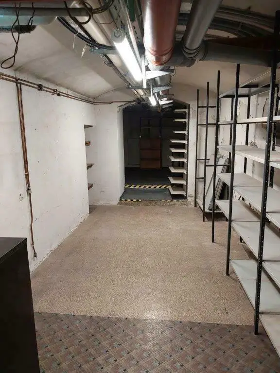 Geschäftslokal mit Verkaufsraum, Büroräumen, Lagerräumen im UG und Parkplätzen bei Dietrichsteinplatz zu vermieten!