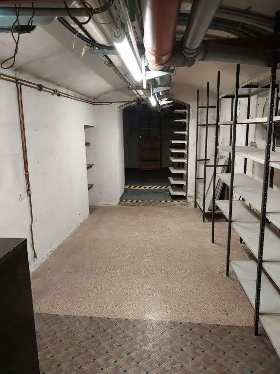 Geschäftslokal mit Verkaufsraum, Büroräumen, Lagerräumen im UG und Parkplätzen bei Dietrichsteinplatz zu vermieten!