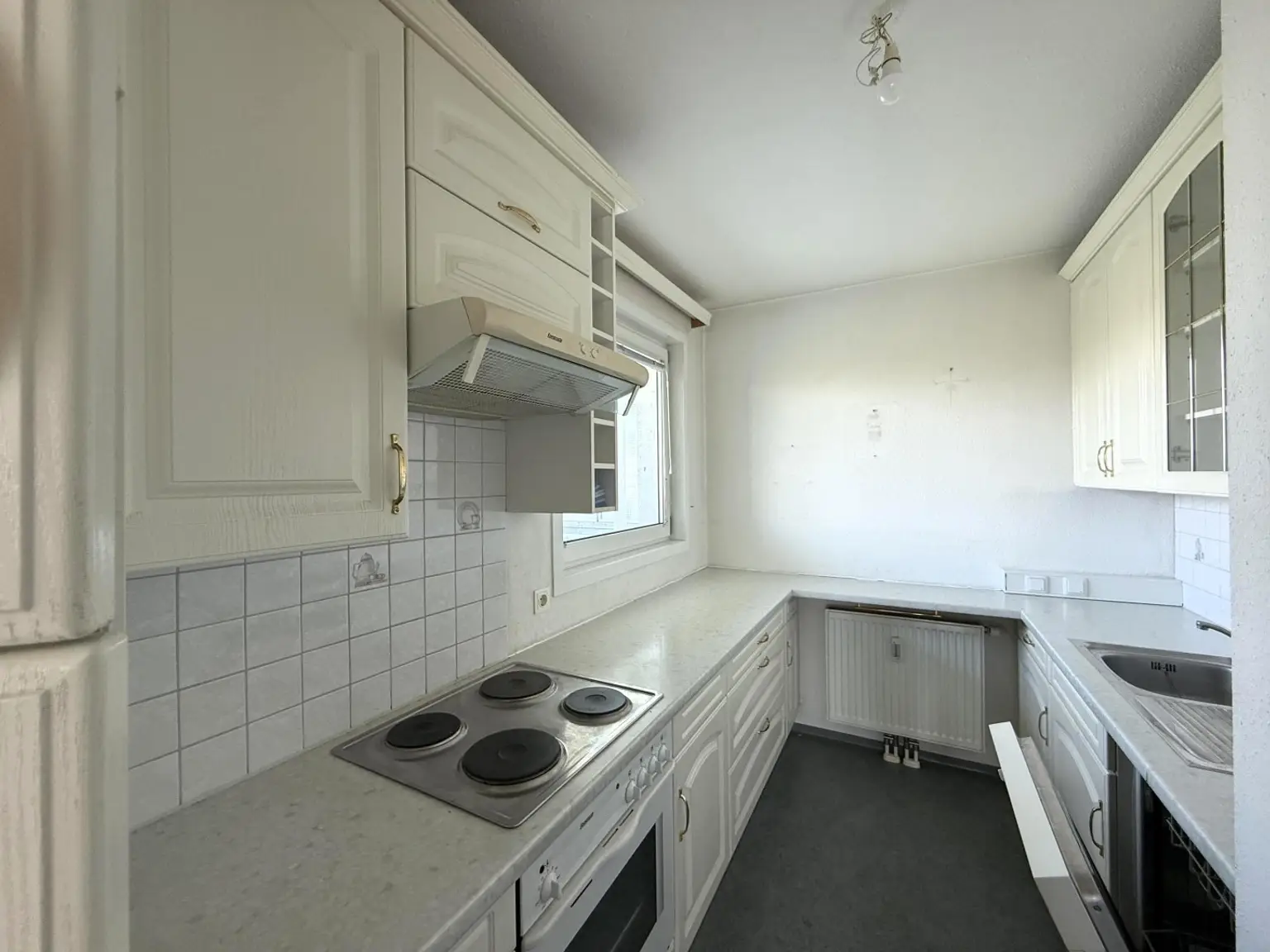 Eine helle, renovierungsbedürftige 3-Zimmer Wohnung // A bright 3-room apartment in need of renovation //