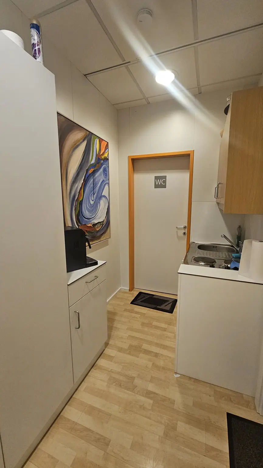 Heller barrierefreier  Büroraum für individuelle Nutzung zu vermieten