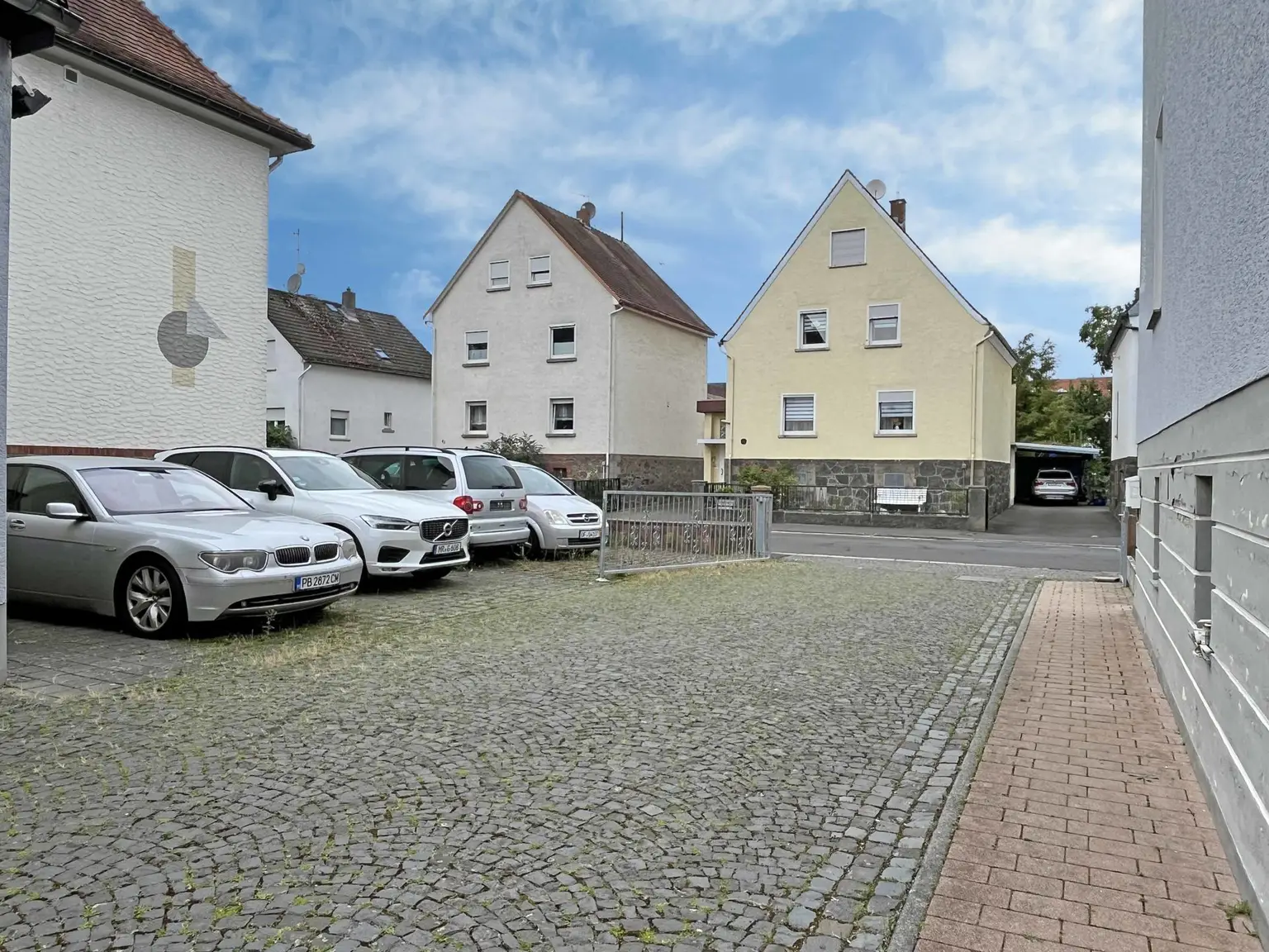Zufahrt mit Stellplätzen