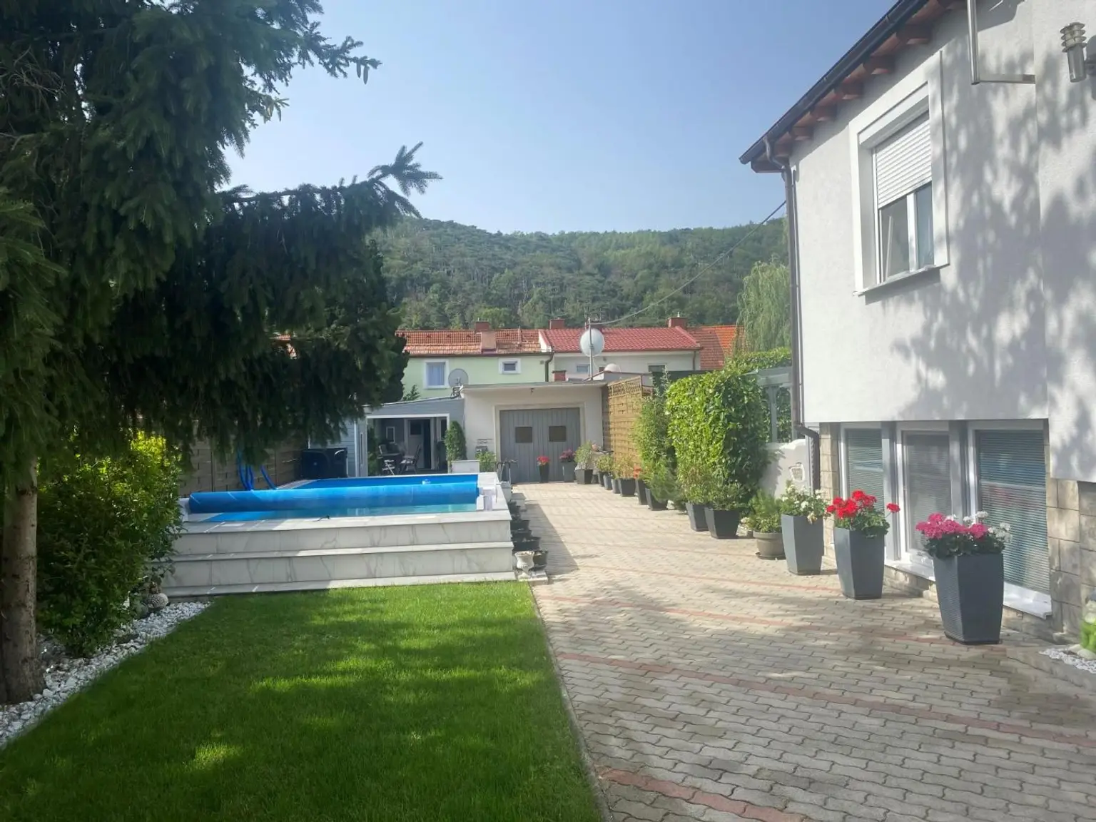 "Ein-/Zweifamilienhaus, neu renoviert, mit 2 Wohnungen (je 120m²) und Pool!"