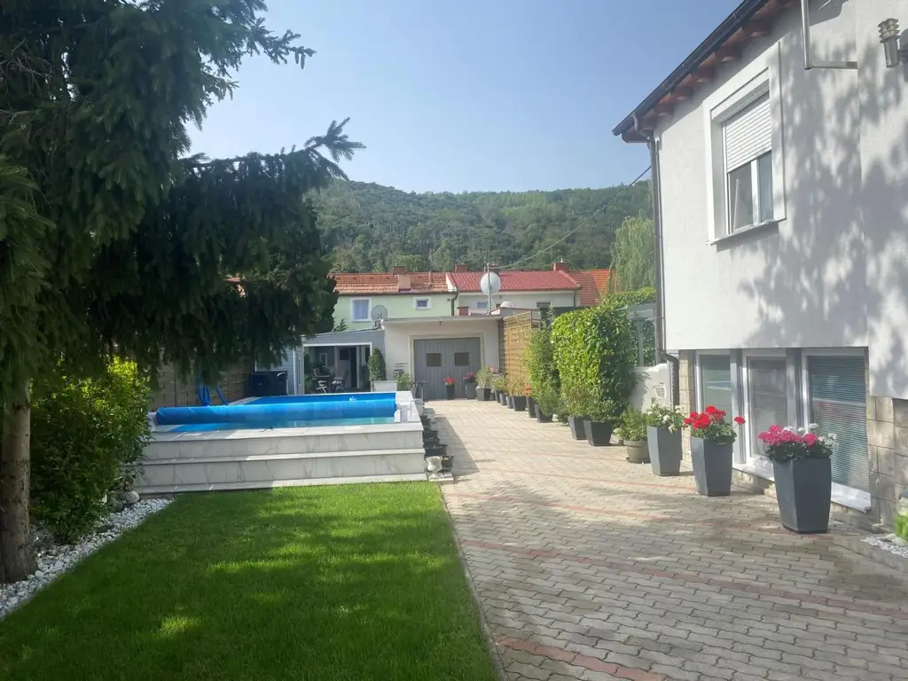 "Ein-/Zweifamilienhaus, neu renoviert, mit 2 Wohnungen (je 120m²) und Pool!"