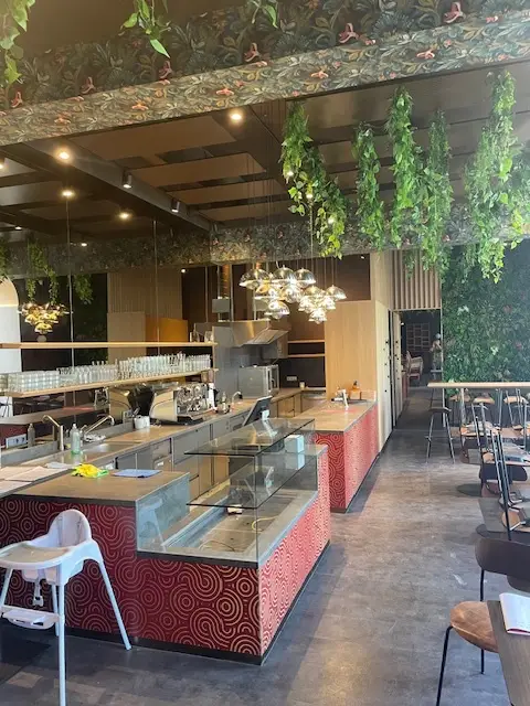 Neu adaptiertes Cafe Konditorei Restaurant auf frequentiertem zentralen Hauptplatz im 2. Bezirk