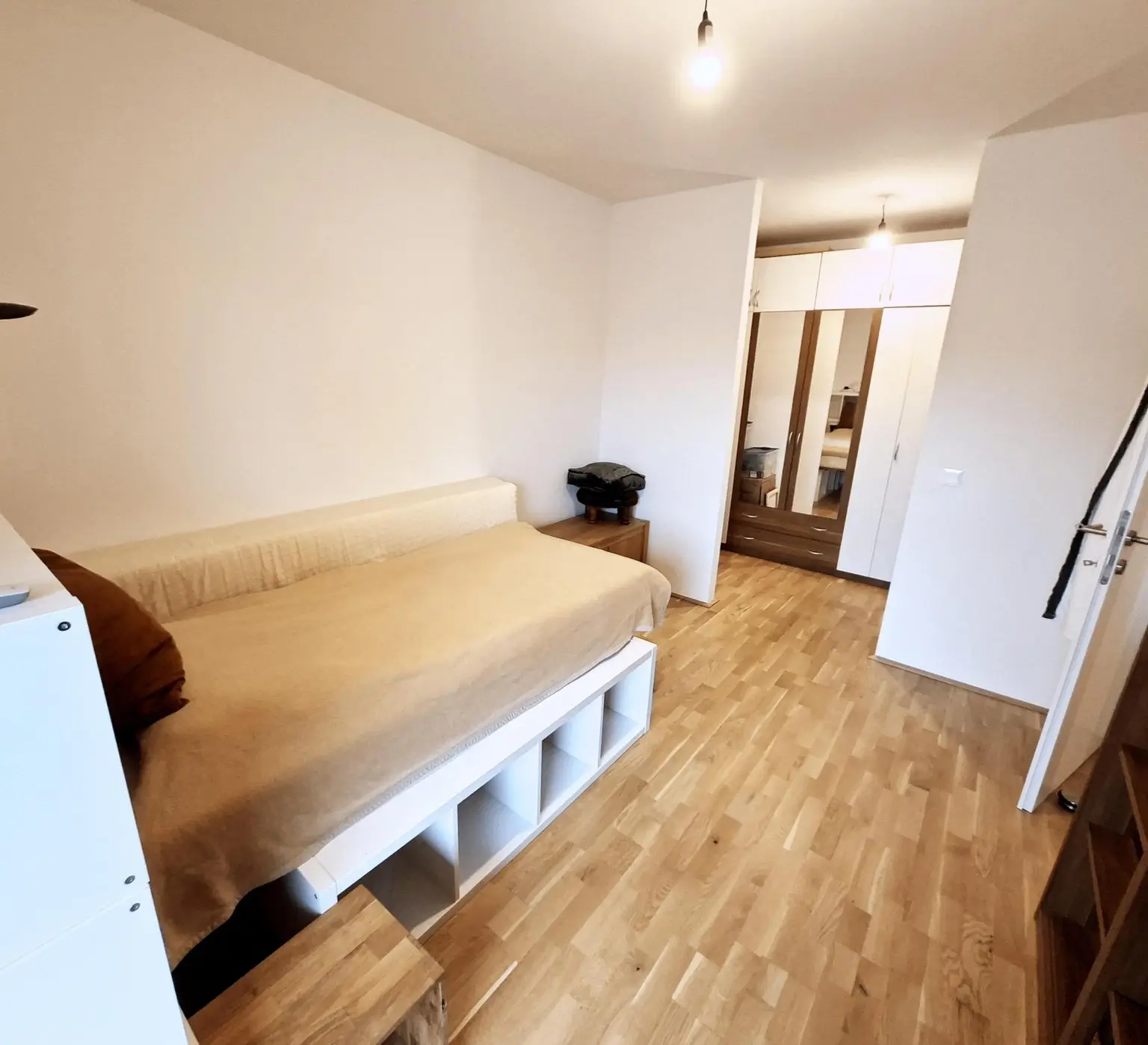 Schlafzimmer mit Schrankraum