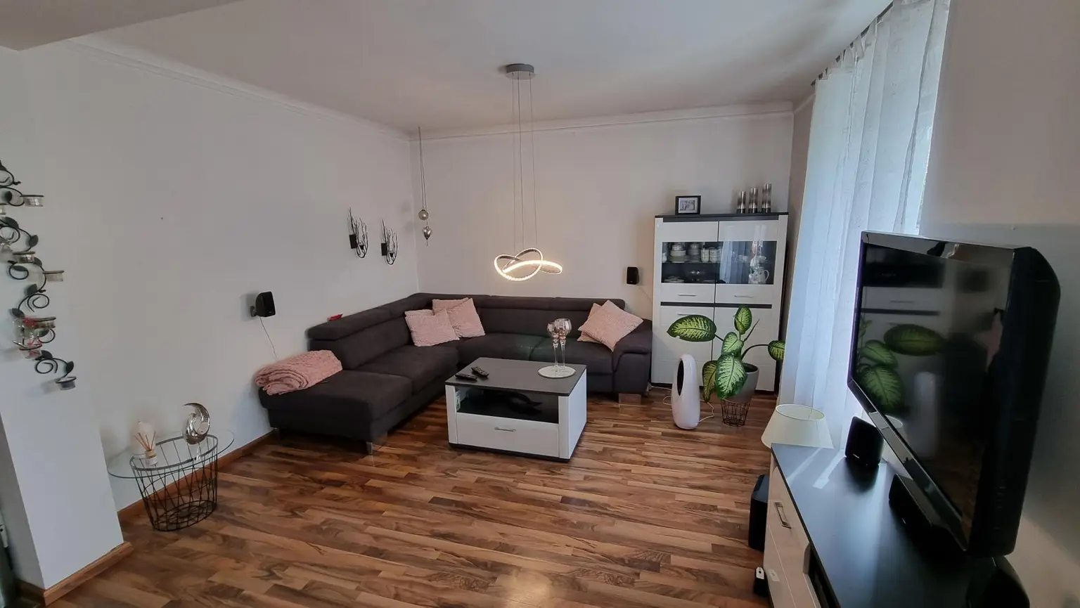 Einfamilienhaus mit Pool und großem Garten in verkehrsgünstiger Lage