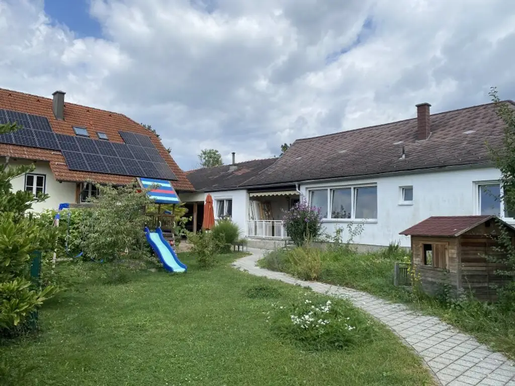 2 Häuser mit Nebengebäuden und Garten